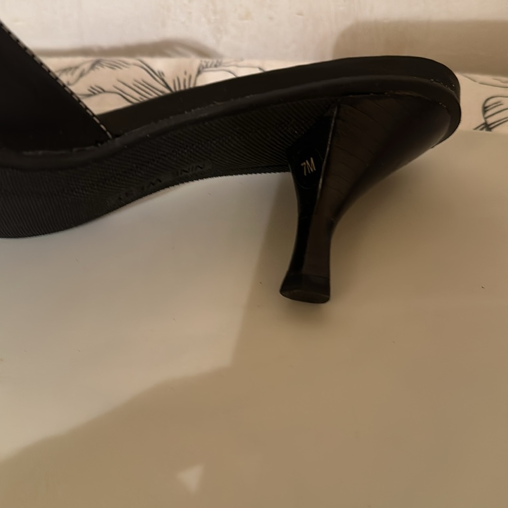 Shoes - Picture 5 of 7